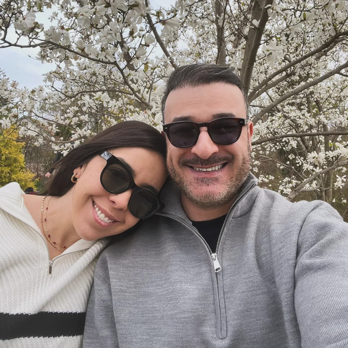 Júlia and her husband under a magnolia tree